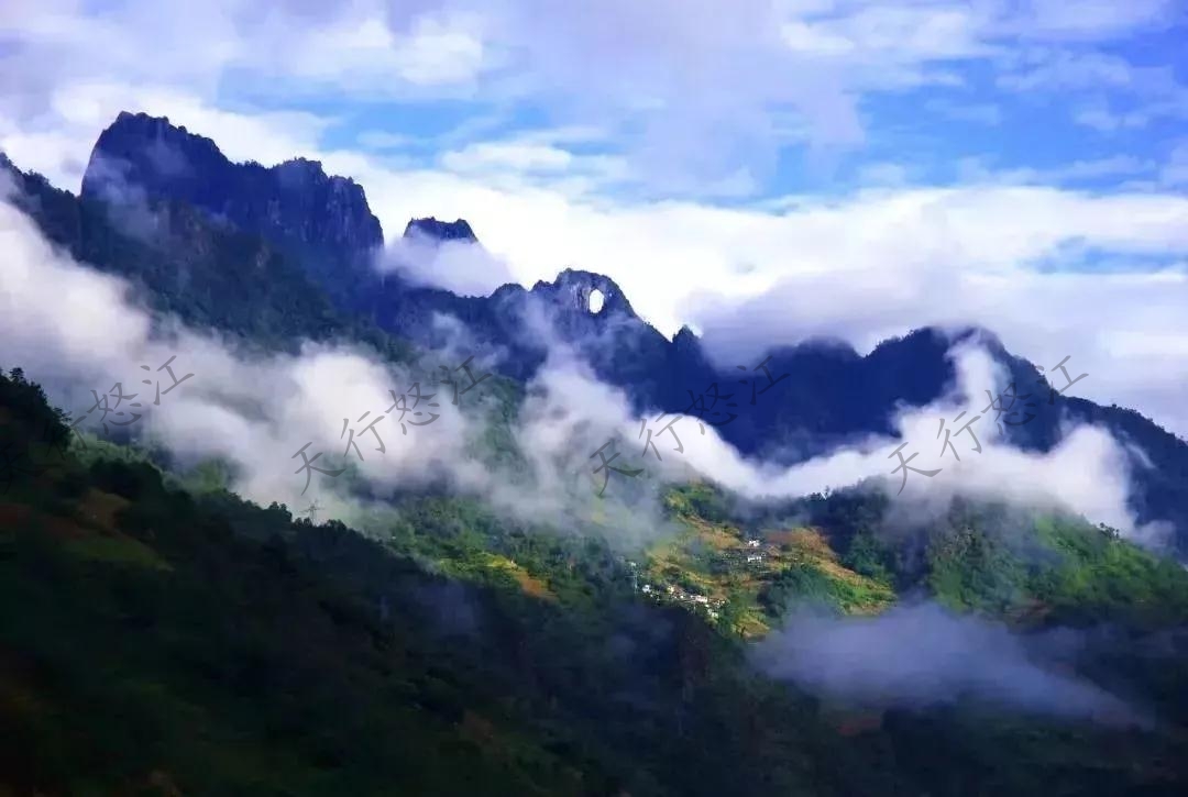 “怒江美麗公路”領略絕美風景 “車在路上走，人在畫里行”